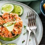 Lachstatar mit Avocado mit Limettengarnitur