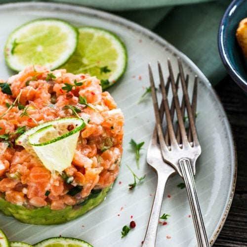 Lachstatar mit Avocado mit Limettengarnitur