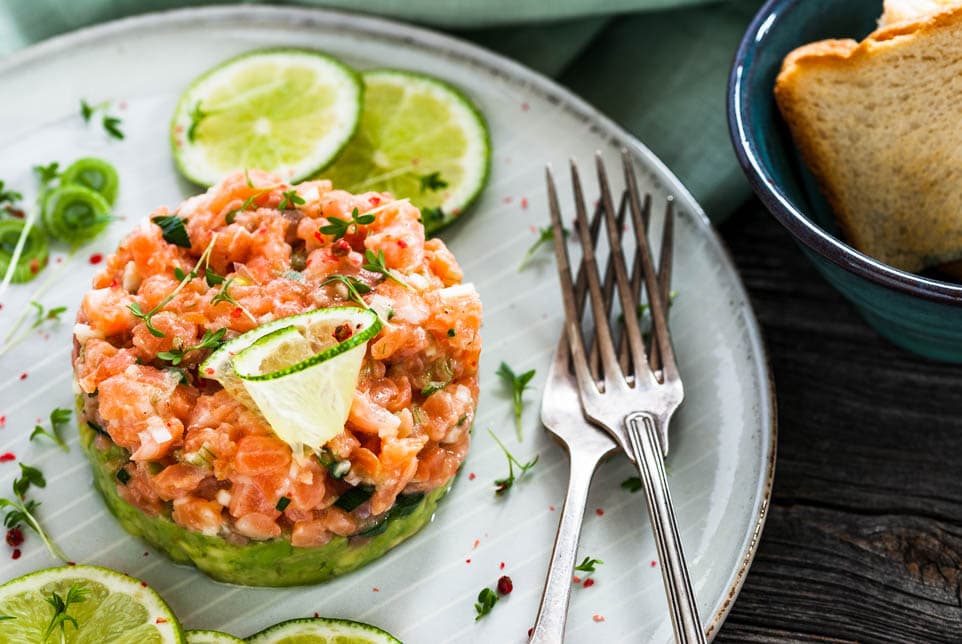 Lachstatar mit Avocado mit Limettengarnitur