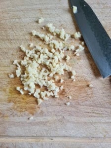 Gehackter Knoblauch auf Schneidebrett