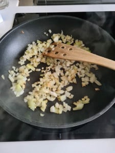 Knoblauch wird in Pfanne gebraten