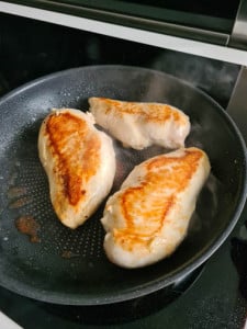 Hähnchenbrust in Bratpfanne