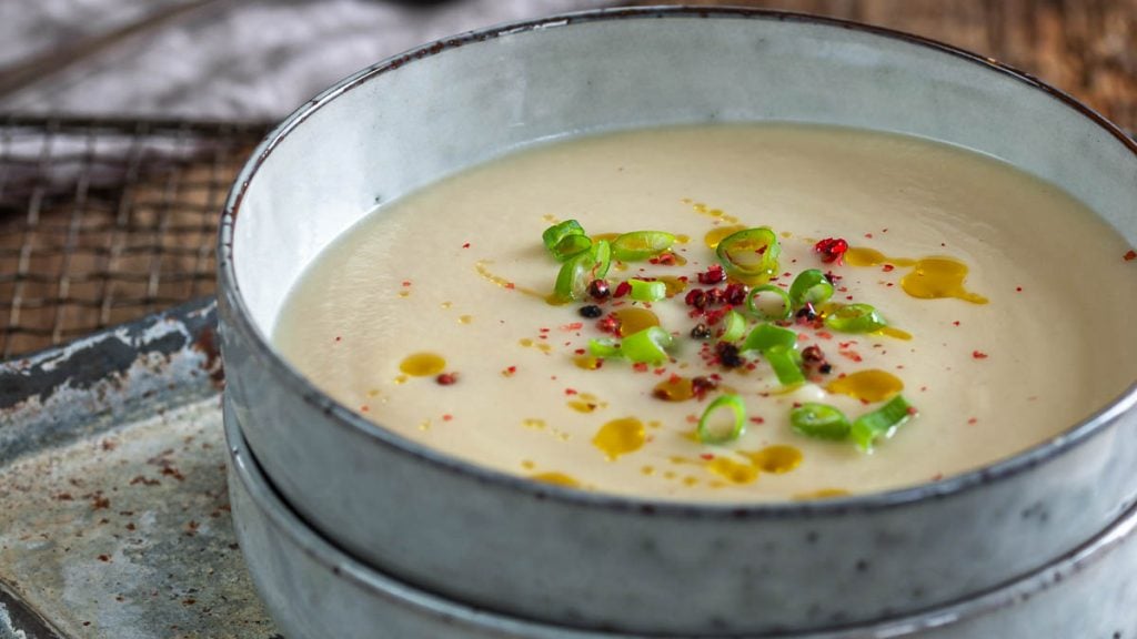 Selleriesuppe in zwei gestapelten Schüsselchen