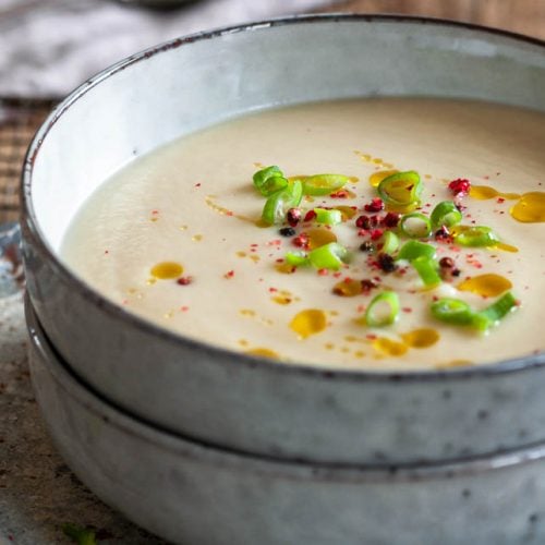Selleriesuppe mit Frühlingszwiebel und Pfefferkörnern