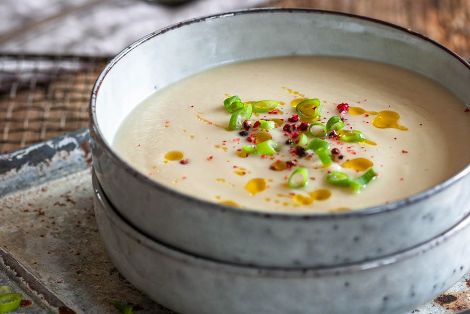 Selleriesuppe mit Frühlingszwiebel und Pfefferkörnern