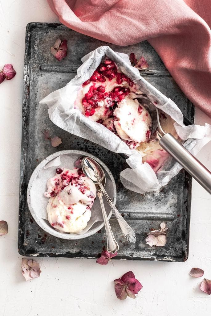 Eis in Kastenform auf einem Tablett mit Schälchen und Löffel