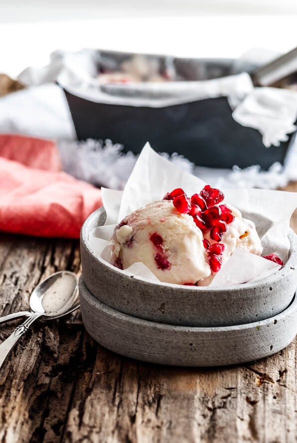 2 Schälchen mit Eis auf Holzuntergrund