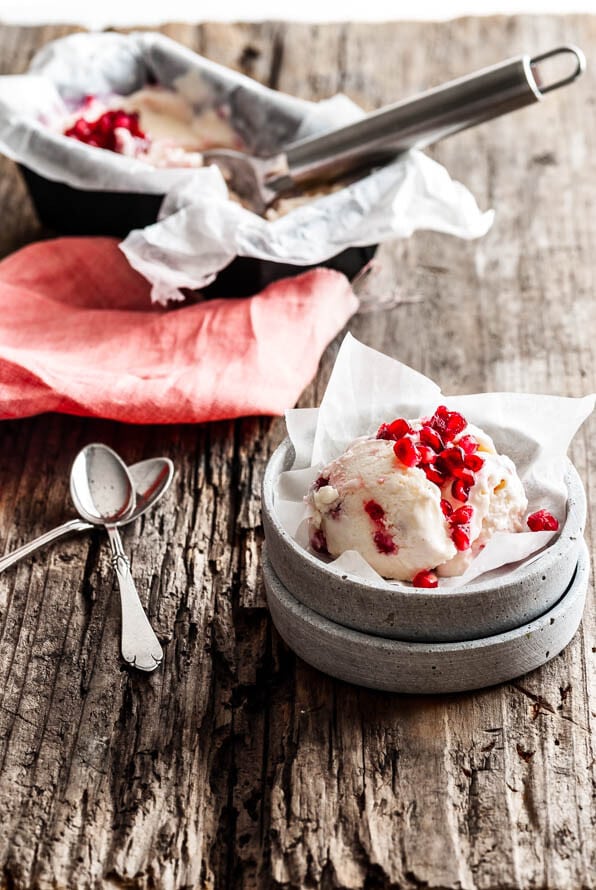 2 Schälchen mit Eis ohne Eismaschine auf Holzuntergrund