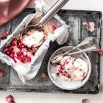 Eis in Kastenform auf einem Tablett mit Schälchen und Löffel