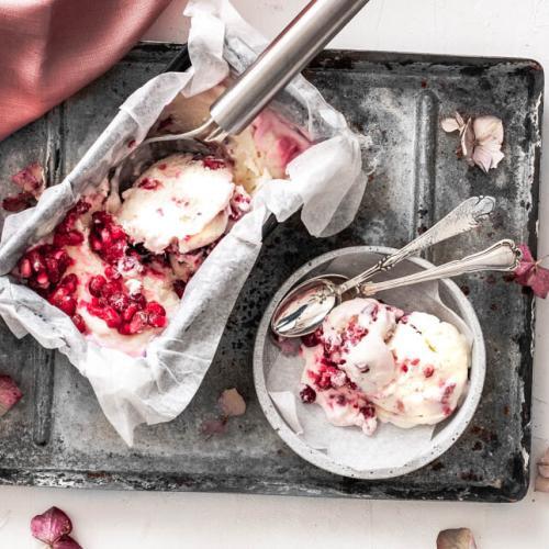 Eis in Kastenform auf einem Tablett mit Schälchen und Löffel