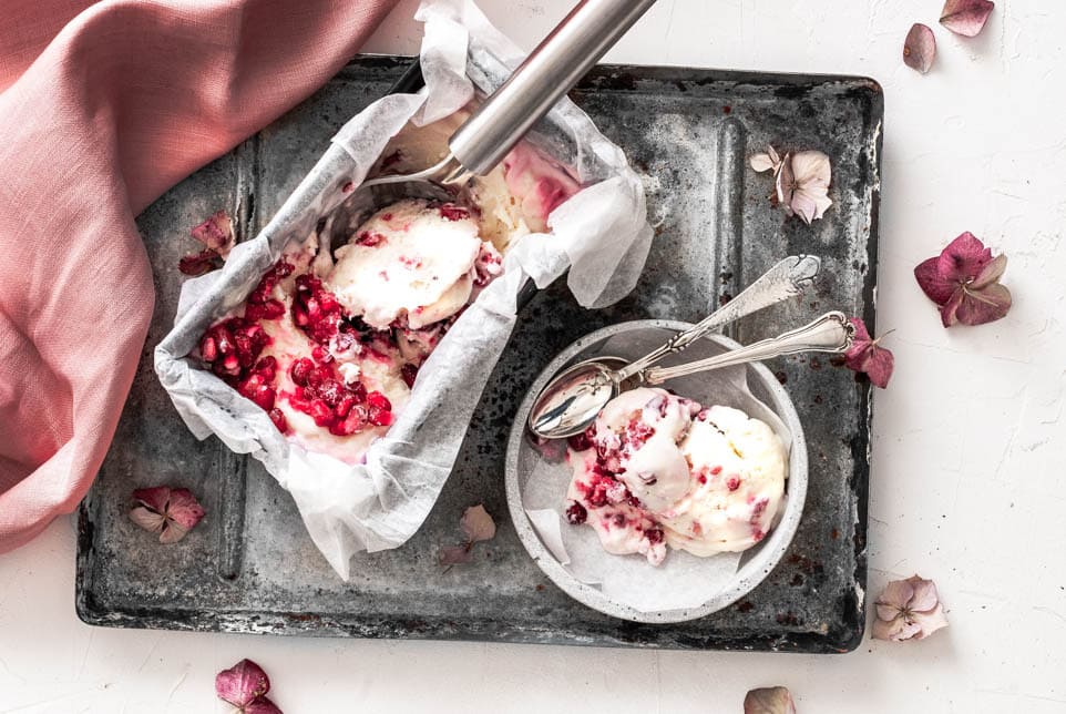 Eis in Kastenform auf einem Tablett mit Schälchen und Löffel