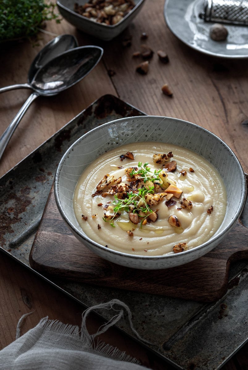 Einfache Blumenkohlsuppe mit knusprigem Topping - so lecker kann gesund ...