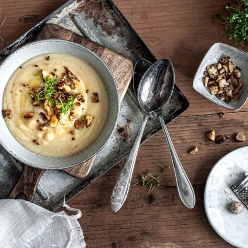 Eine Schale Blumenkohlsuppe mit Topping