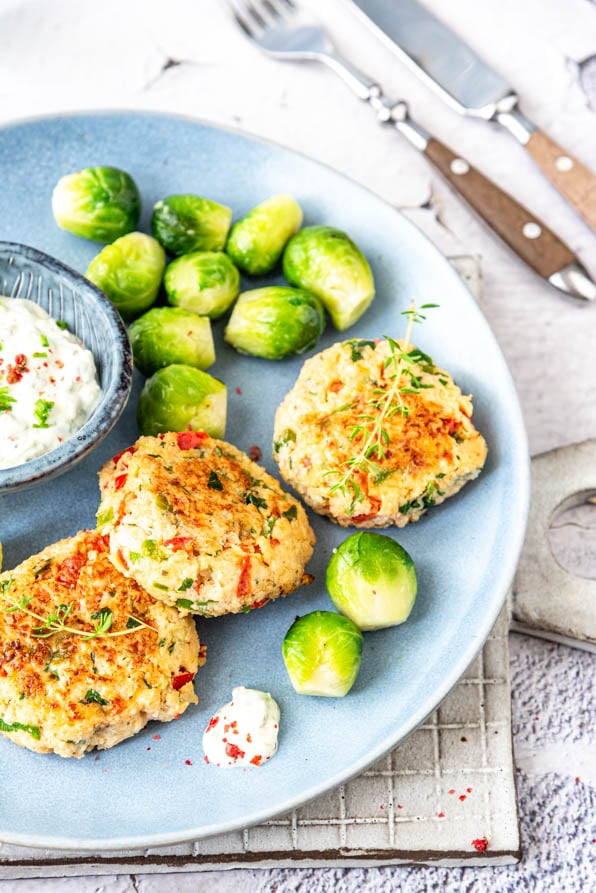 Fischfrikadellen mit Rosenkohl und Sauce Tartar auf Teller