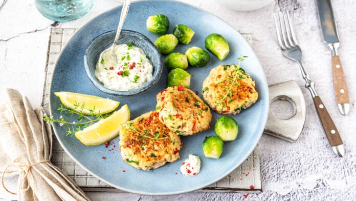 Fischfrikadellen mit Rosenkohl und Sauce Tartar auf Teller