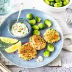 Fischfrikadellen mit Rosenkohl und Sauce Tartar auf Teller