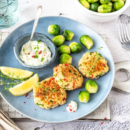 Fischfrikadellen mit Rosenkohl und Sauce Tartar auf Teller