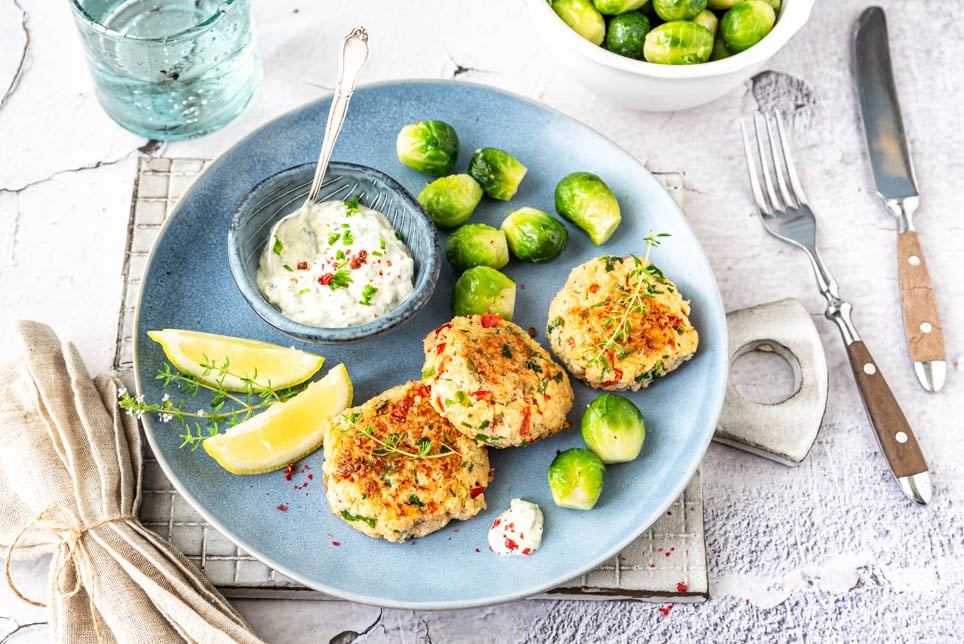 Fischfrikadellen mit Rosenkohl und Sauce Tartar auf Teller