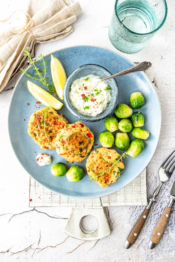 Fischbuletten auf Teller mit Gemüse