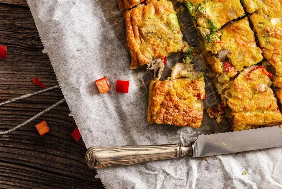 in Stücke geschnittene Gemüse Frittata low carb auf Backpapier