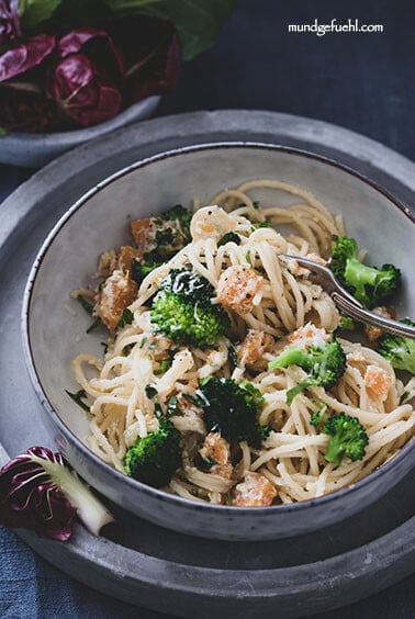 Ein Teller mit Spaghetti, Kürbis und Brokkoli in Ricotta