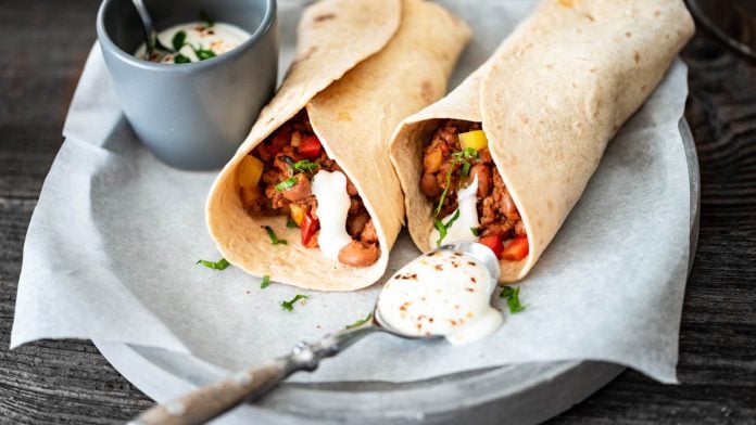 Burritos mit Dip auf einem Teller