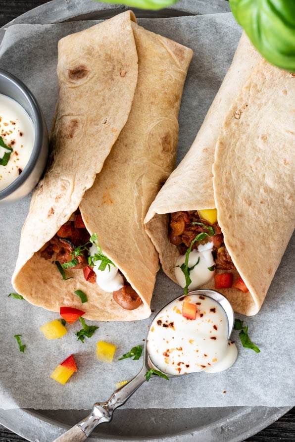 Burrito mit Dip auf einem Teller