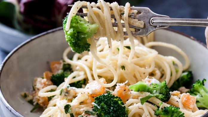 Ein Teller mit Spaghetti mit Kürbis und Brokkoli in cremiger Sauce