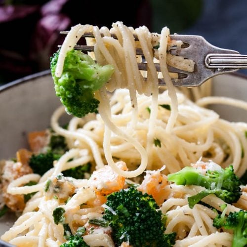 Ein Teller mit Spaghetti, Kürbis und Brokkoli in Ricotta