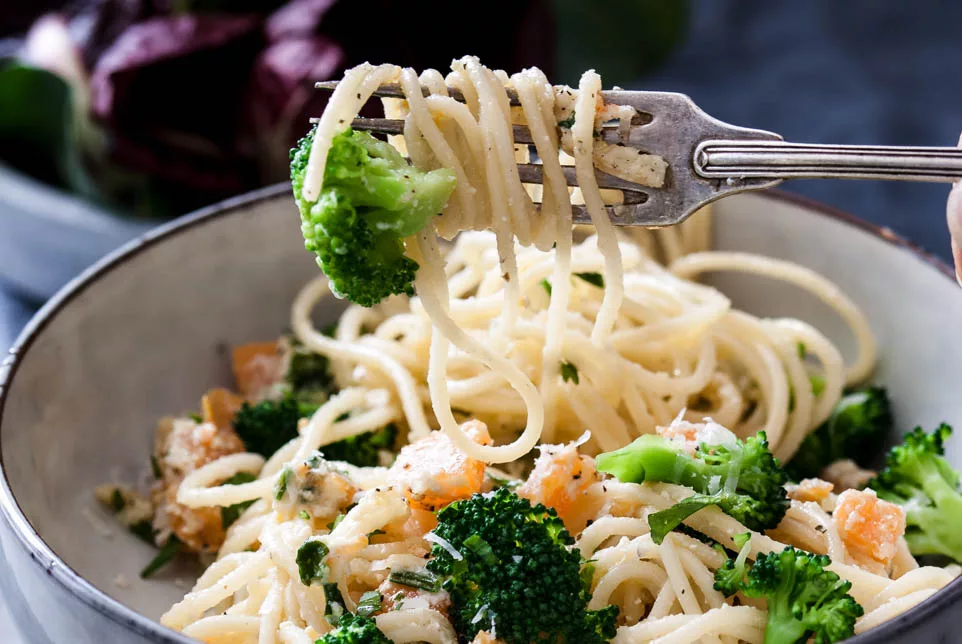 Gabel rollt Spaghetti mit Kürbis auf