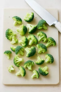 Brokkoli Röschen auf Brett für Spaghetti Kürbis Rezept
