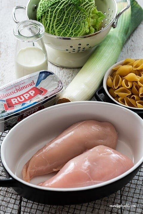 Zutaten für Pasta-Huhnauflauf mit Kohl stehen am Tisch