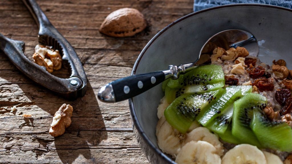 Bowl mit Bircher Müsli und Obst.