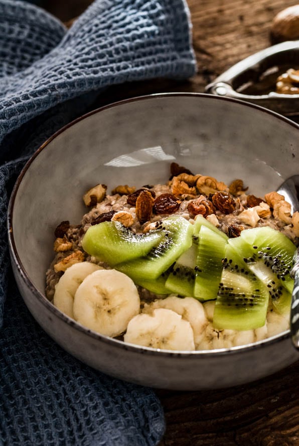 Eine Bowl mit Birchermüsli und Früchten.
