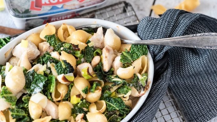 Eine Auflaufform mit Pasta Huhnauflauf auf Auskühlgitter