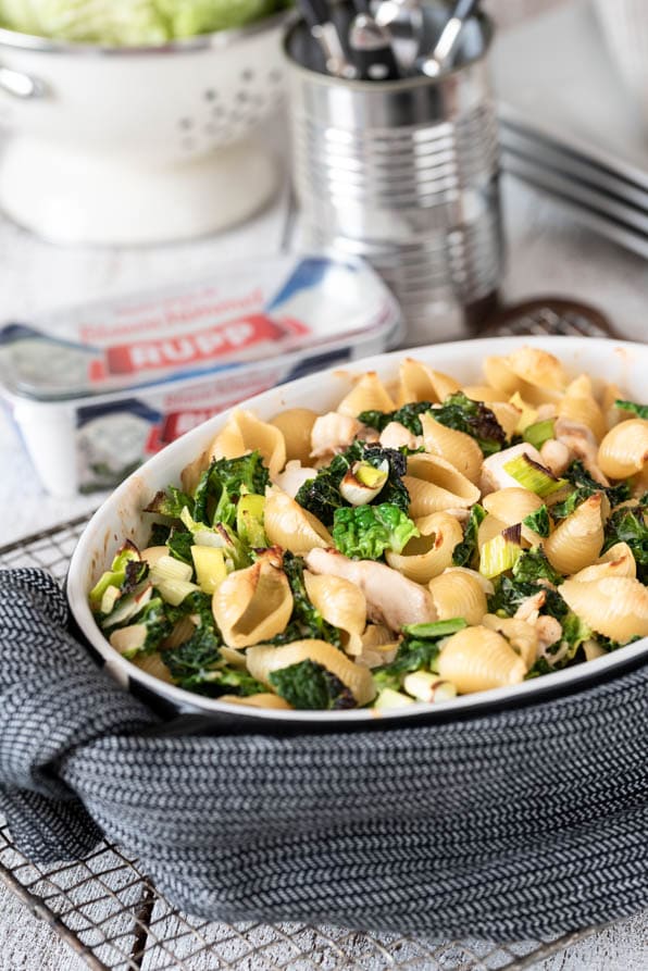 Eine Auflaufform mit Pasta Huhnauflauf auf Auskühlgitter