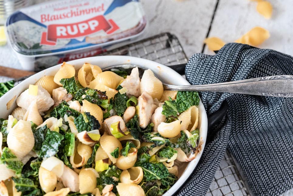 Eine Auflaufform mit Pasta Huhnauflauf auf Auskühlgitter