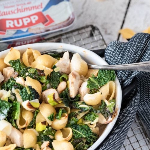 Eine Auflaufform mit Pasta Huhnauflauf auf Auskühlgitter