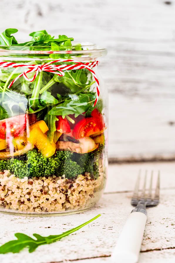 Quinoa Salat im Glas auf Holzuntergrund