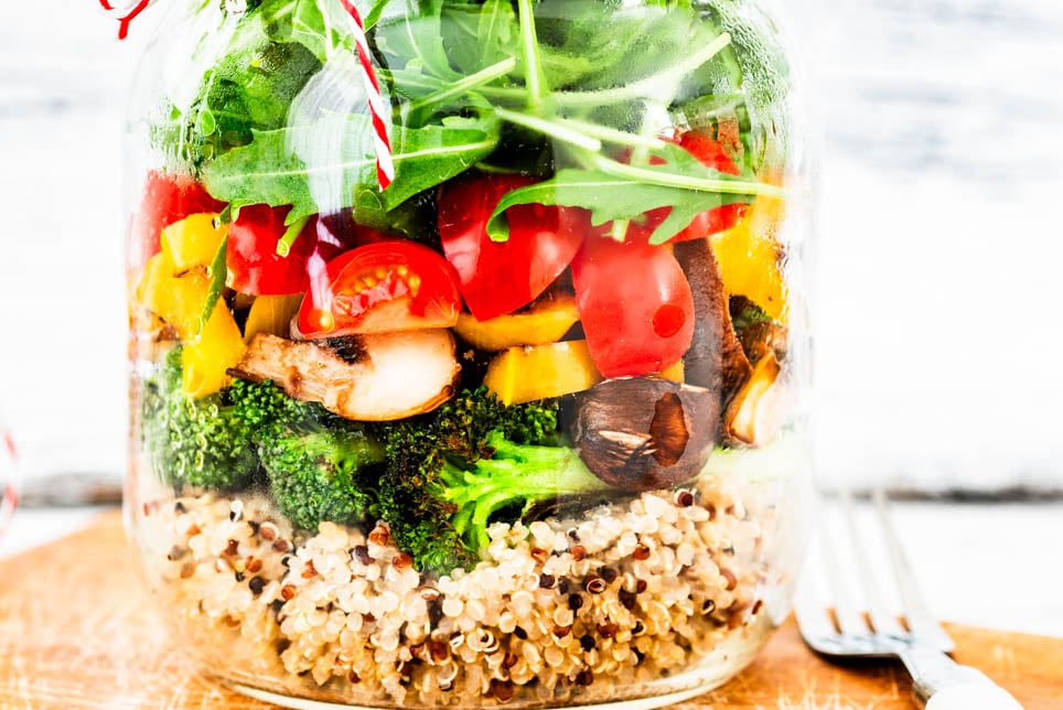 Ein Glas mit Schichtsalat nach Quinoa Salat Rezept
