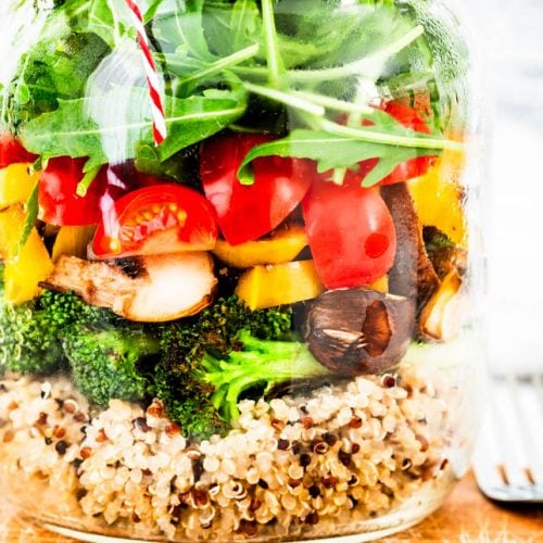 Salat im Glas auf Holzbrett