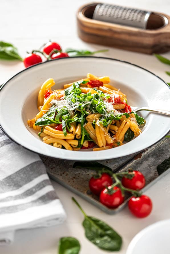 Bärlauch Nudeln mit Tomaten und Spinat | Rezept