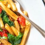 Bärlauch Nudeln mit Spinat und Tomaten auf Tablett