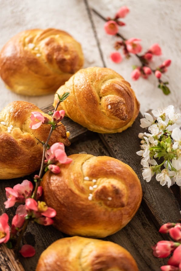Brioche Küken mit Blumen.