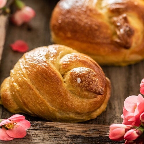 Brioche Küken mit Blumen.
