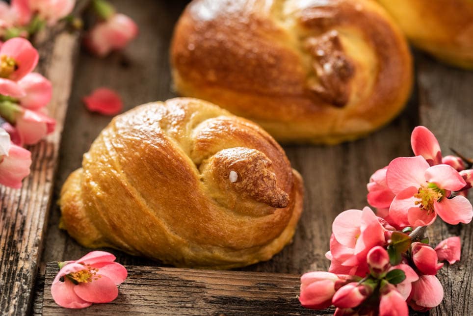 Brioche Küken mit Blumen.
