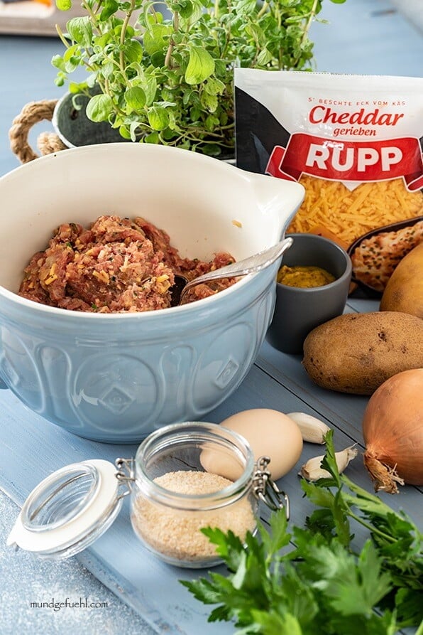 In einer Schüssel ist Hackfleisch für Fleischbällchen