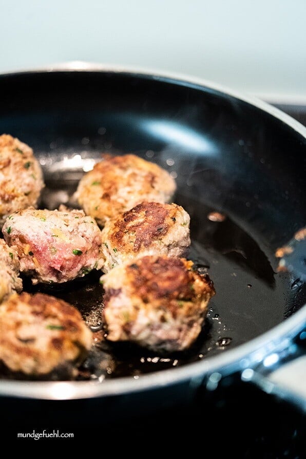 Fleischbällchen werden in einer Pfanne angebraten