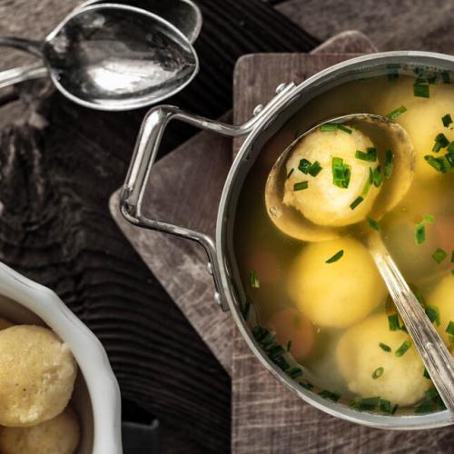 Suppentopf mit Grießnockerln und 2 Löffeln