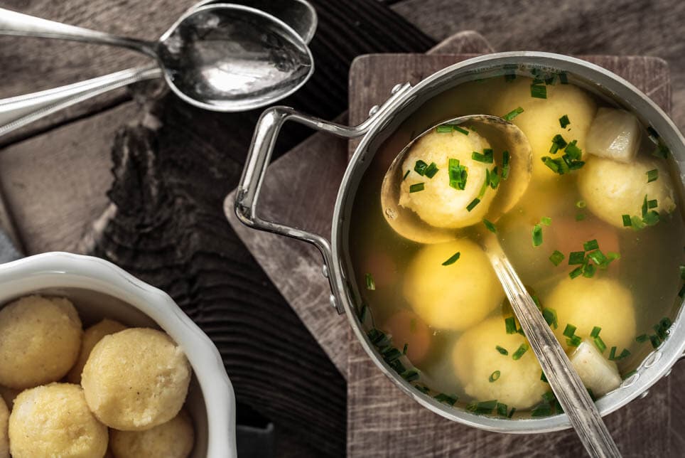 Suppentopf mit Grießnockerln und 2 Löffeln